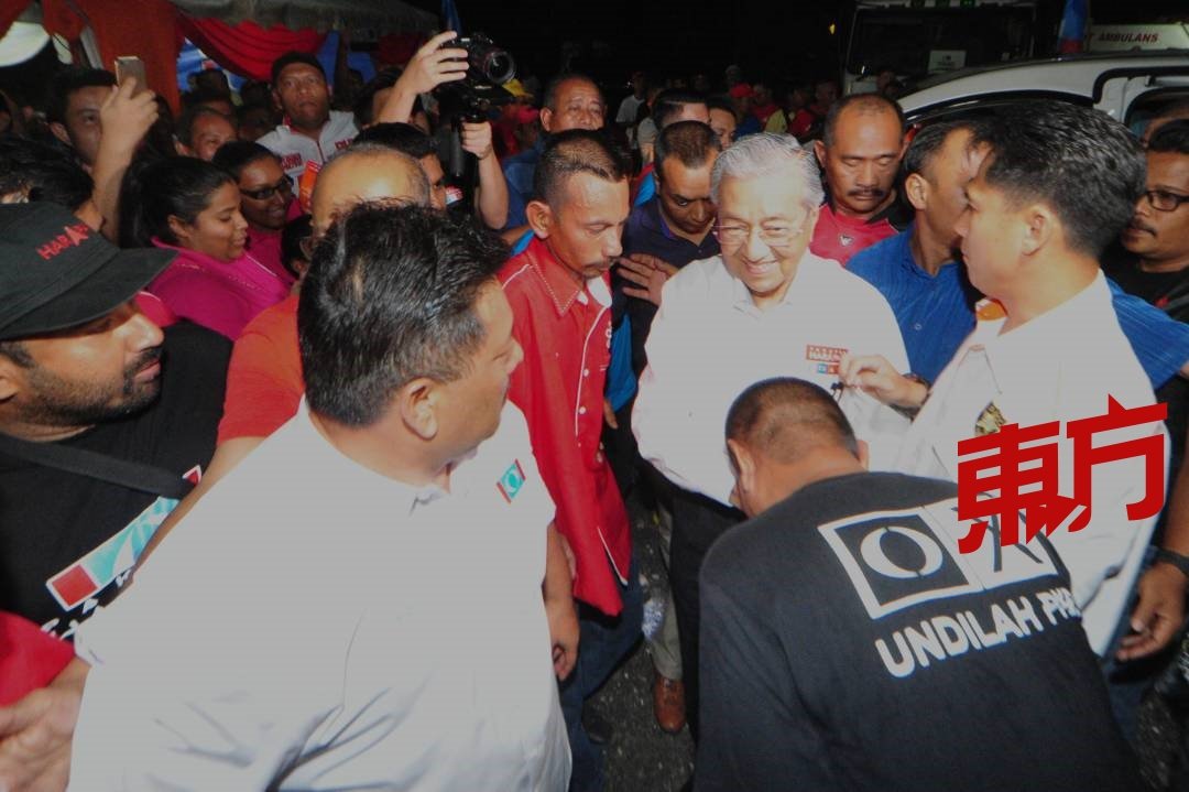 马哈迪（前排左3）一下车就受到民众夹道欢迎，纷纷走向前欲与他握手。