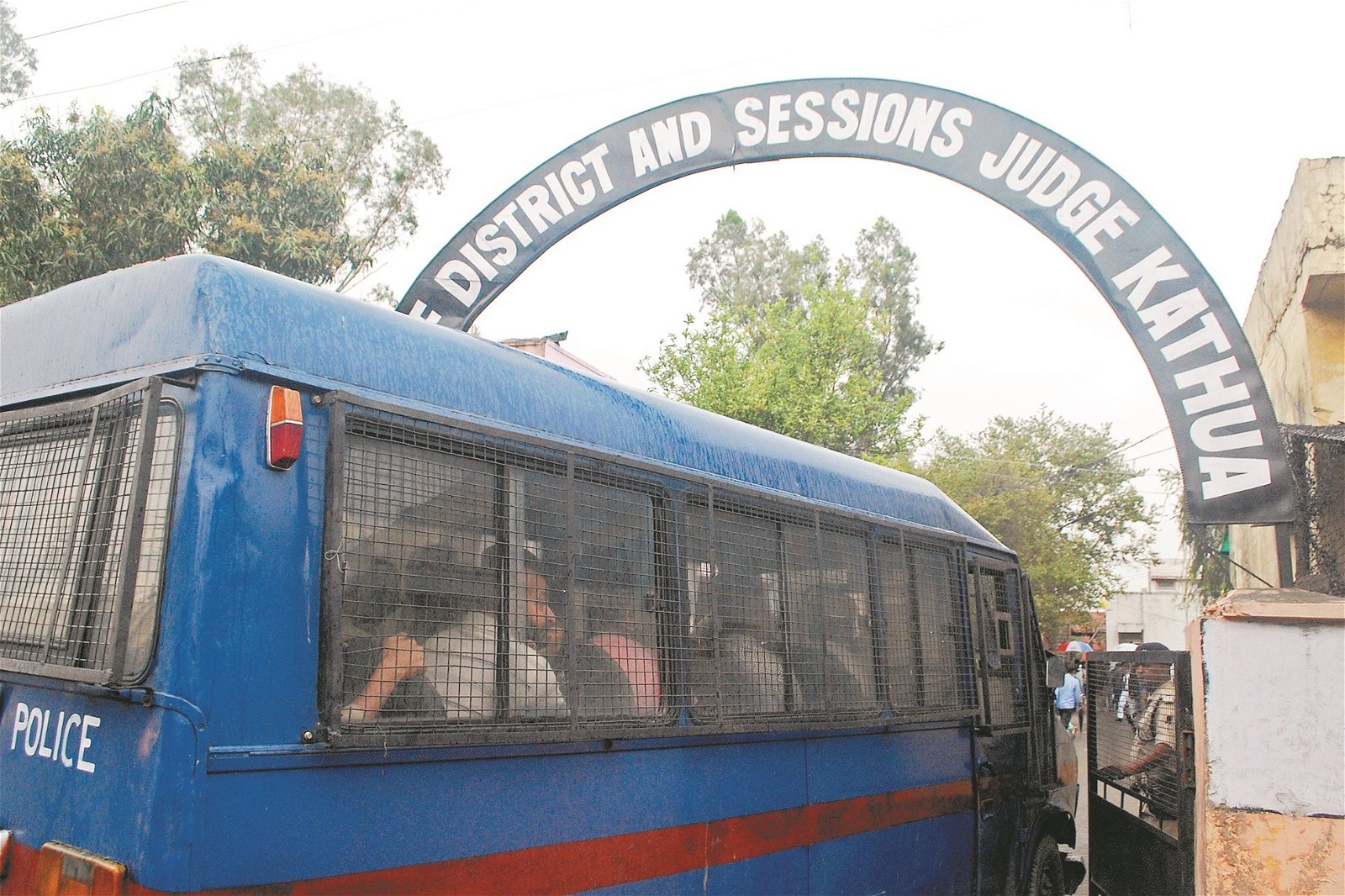 涉嫌奸杀8岁女孩的嫌犯，周一被押送至查谟邦南部的卡图瓦市法庭受审。