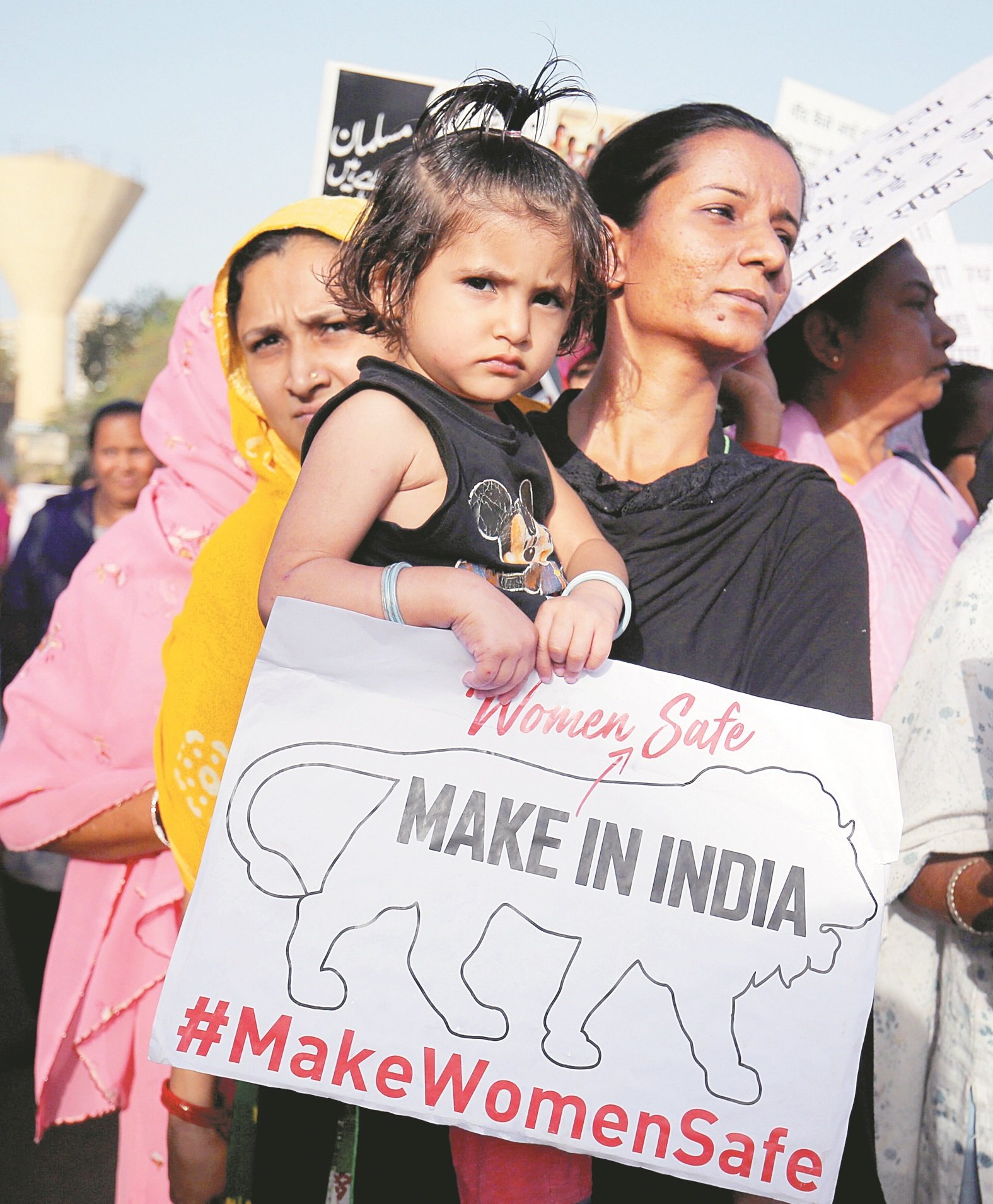 印度女性遭奸杀骇人听闻。今年1月，一名8岁女孩在北部查谟和克什米尔地区遭绑架，被喂食安眠药后连续5天遭8名男子轮奸和杀害；接著有一名执政党议员涉嫌在北方邦乌纳奥强奸少女案，以及古吉拉特邦苏拉特市一名11岁女孩周日被发现遭人奸杀，这一连串事件引发印度多个城市举行大规模示威，为受害者伸张正义。周三在印度艾哈迈达巴德市，一位母亲携同女儿参与当地的示威集会。