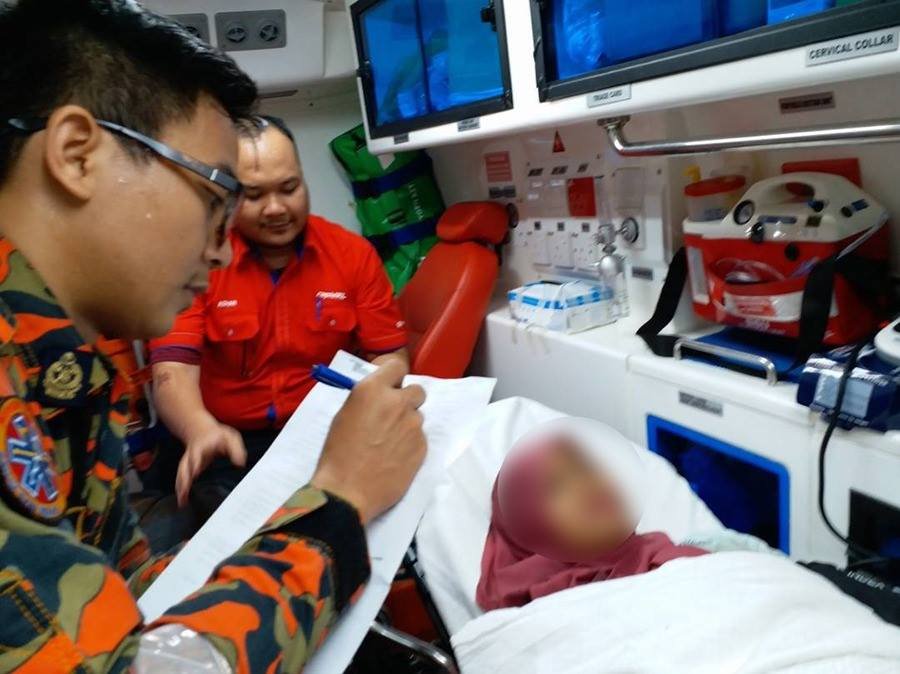 26岁孕妇疑因身体不适，不慎掉入铁轨，所幸车站的应急处理系统自动启动“停驶”功能，才让孕妇逃过一劫。车站执勤官员和消拯员仅费时7分钟就把人救出，而该名孕妇也被送往吉隆坡中央医院接受治疗。