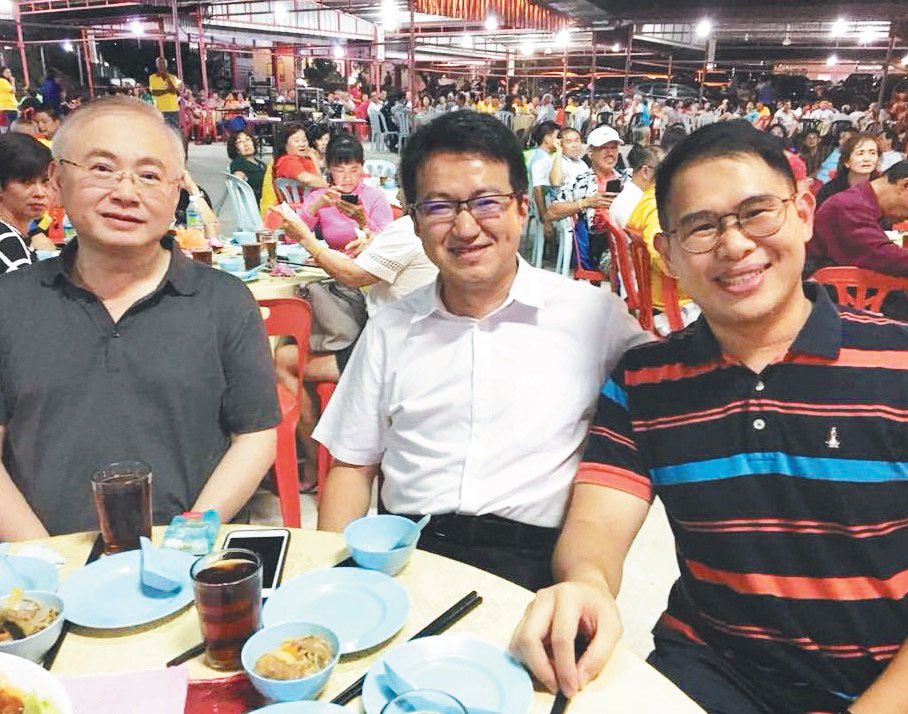 魏家祥（左起）、刘镇东及林添顺在晚宴上碰头，不仅同桌吃饭闲聊，还一同合影。