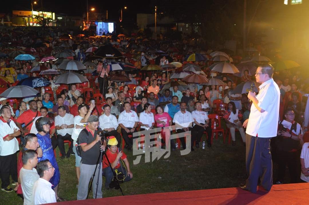 约1000名民众周五晚冒雨在槟岛亚依淡区，聆听林冠英的演讲。(摄影：蔡开国)