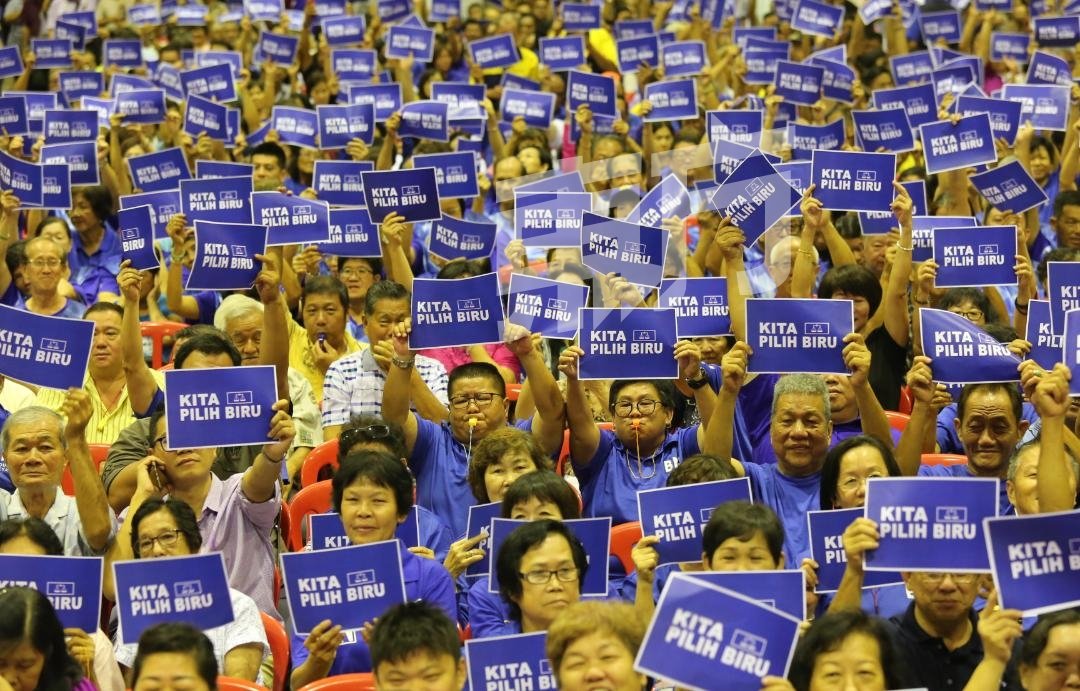 现场有超过3000名马华党党员及支持者，高举柔州国阵竞选口号“我们选择蓝色”纸张，并大声欢呼，炒热全场气氛。（摄影：刘维杰）
