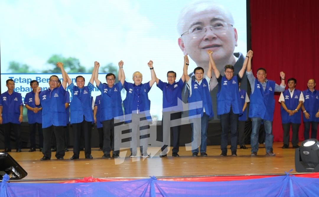 马华柔8国15州候选人穿上蓝色“战袍”与魏家祥（前排左4起）及廖中莱高举双手，充分展现马华已做好准备，迎战来届大选。（摄影：刘维杰）