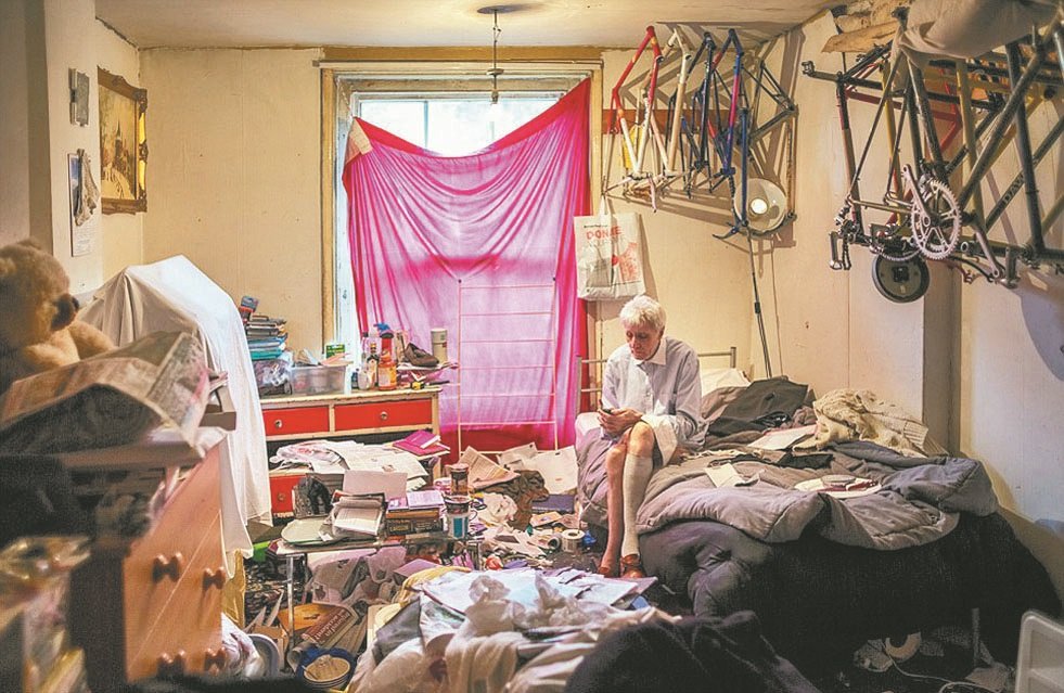 德国籍摄影师科琳娜柯尼的作品《乔治的世界》，向人们展示了一名生活在英国伦敦的72岁“囤积狂”乔治福勒（George Fowler）杂物满屋的室内生活景象。
