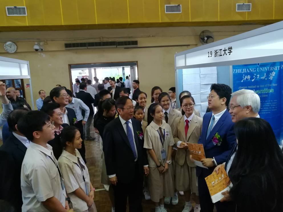 刘利民(左3)与白天(右3)出席2018年中国高等教育展，与学生们交流，右2为谢松坤。