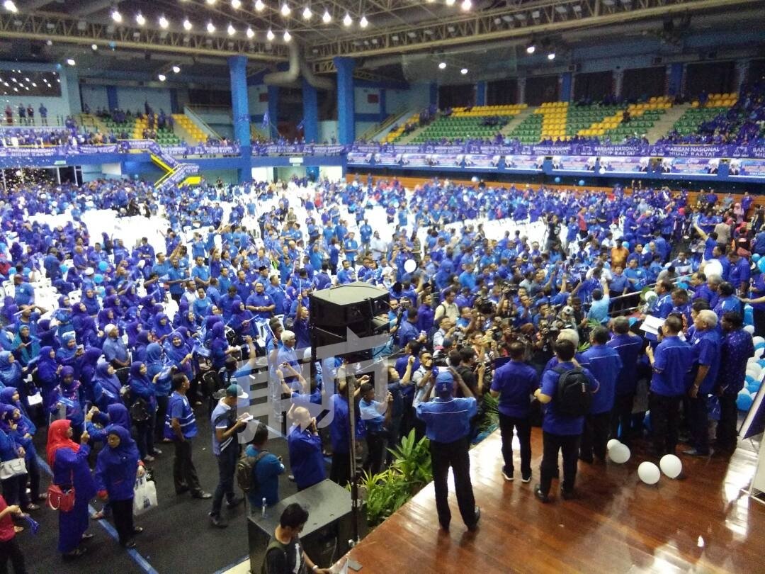 国阵吉打州宣布竞选宣言，5000人集在苏卡默南迪室内体育馆，形成蓝海一片。(摄影：黄腾辉)