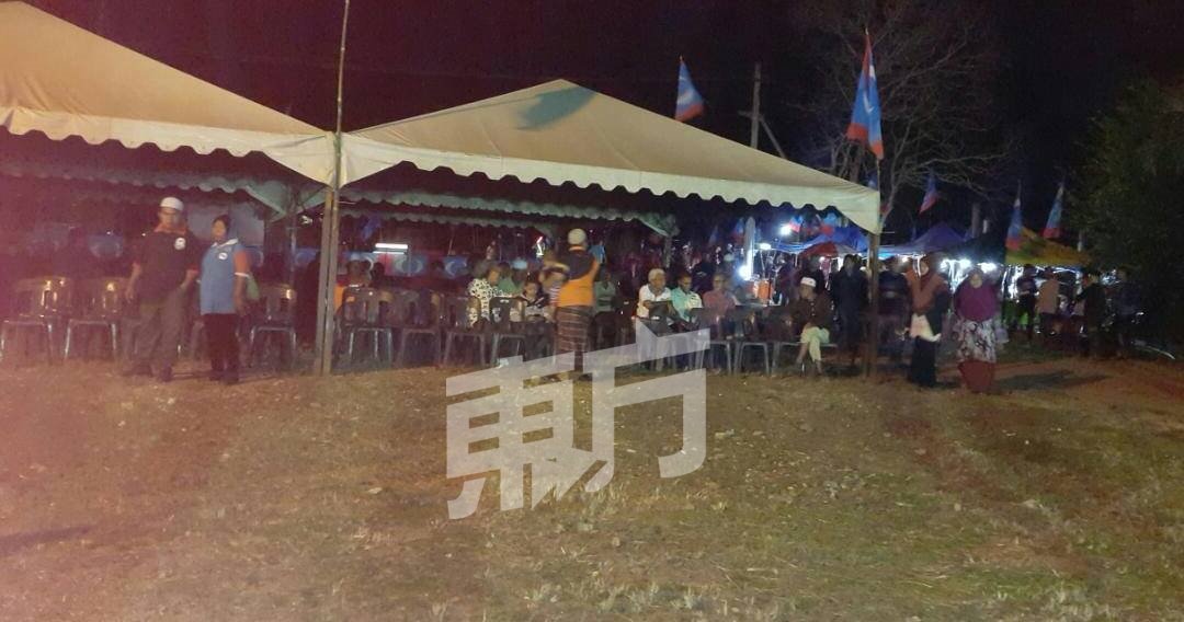 吉打希盟团队周五晚在本同一个马来甘榜的露天操场宣布竞选宣言，吸引逾百人出席。(摄影：张瑞强)