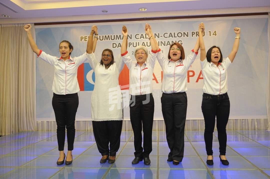 槟州行动党有5名女性候选人上阵，左起瑟丽娜、卡斯杜丽、章瑛、林秀琴及王丽丽。（摄影：蔡开国）