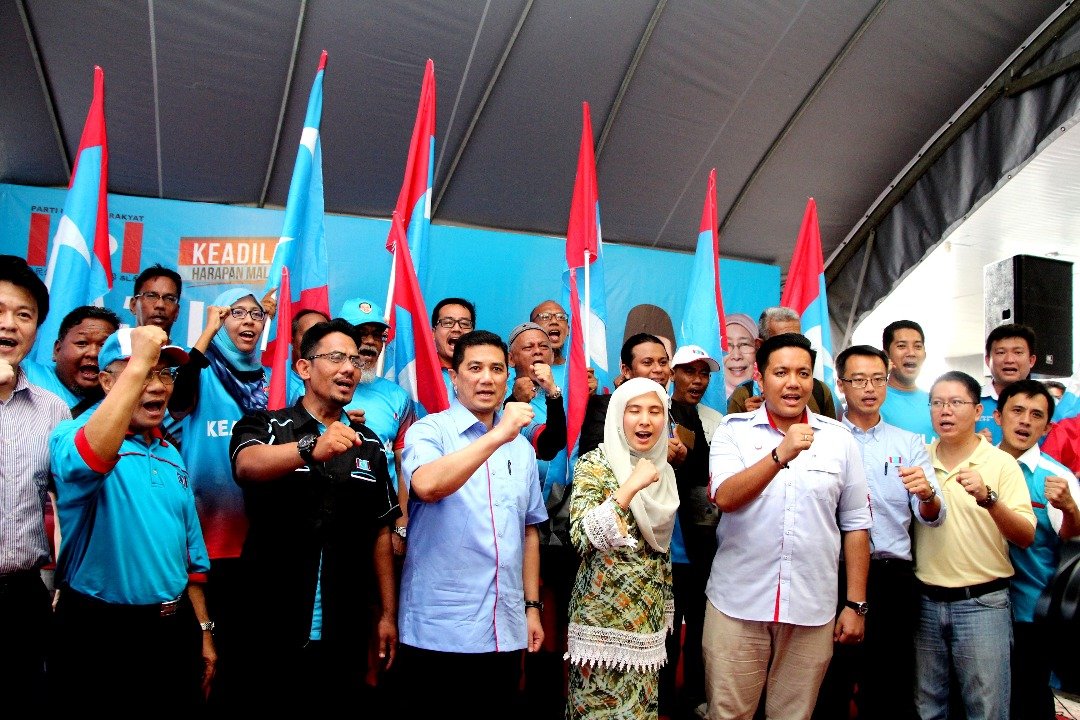 阿兹敏（左4起）和努鲁依莎与公正党各区原任国州议员在北赖新路，为槟州公正党启动竞选机制。
