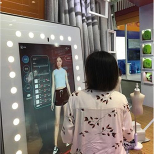 阿里巴巴集团展出的智能试衣镜可以通过对镜子采集到的人脸识别信息和身材数值进行分析测算，生成一个虚拟的“顾客”，不仅能实现快速试衣，还能记录消费者的穿衣喜好，给予精准的个性化款式与搭配建议。