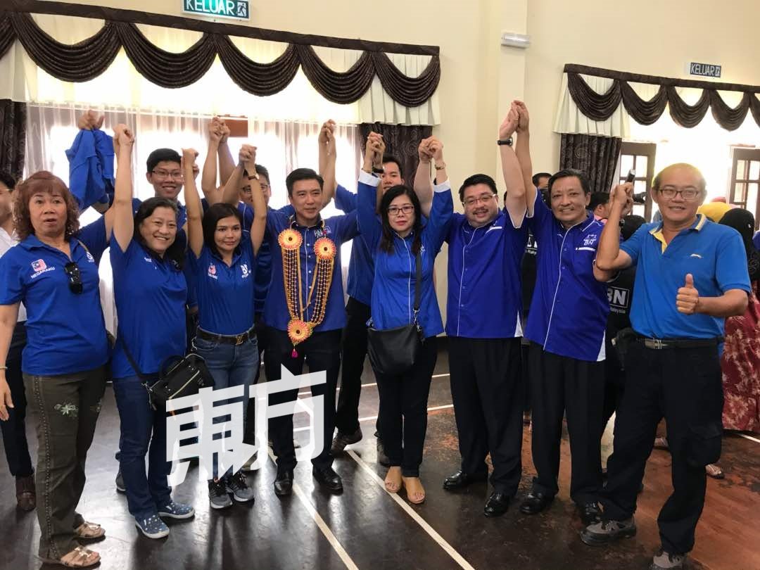 蔡连财（前排左4）获得党领袖的支持，再次上阵彭加兰峇株（原名峇章）州选区
