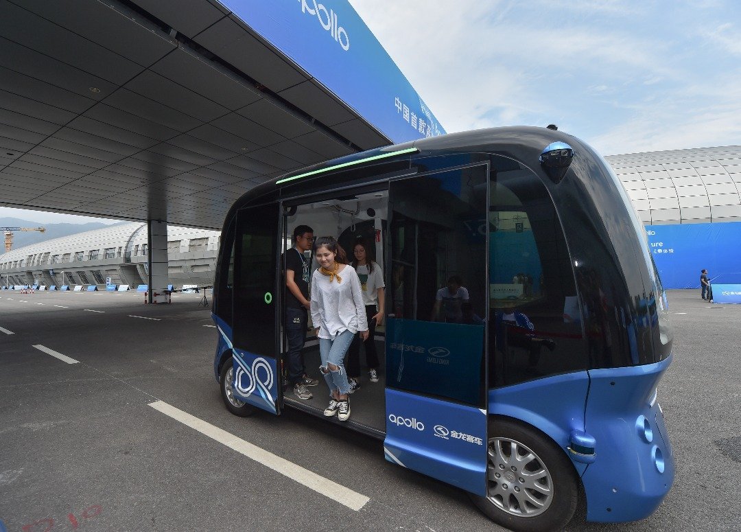 中国首款商用级无人驾驶巴士，在展览中亮相，并开放让公众试乘。