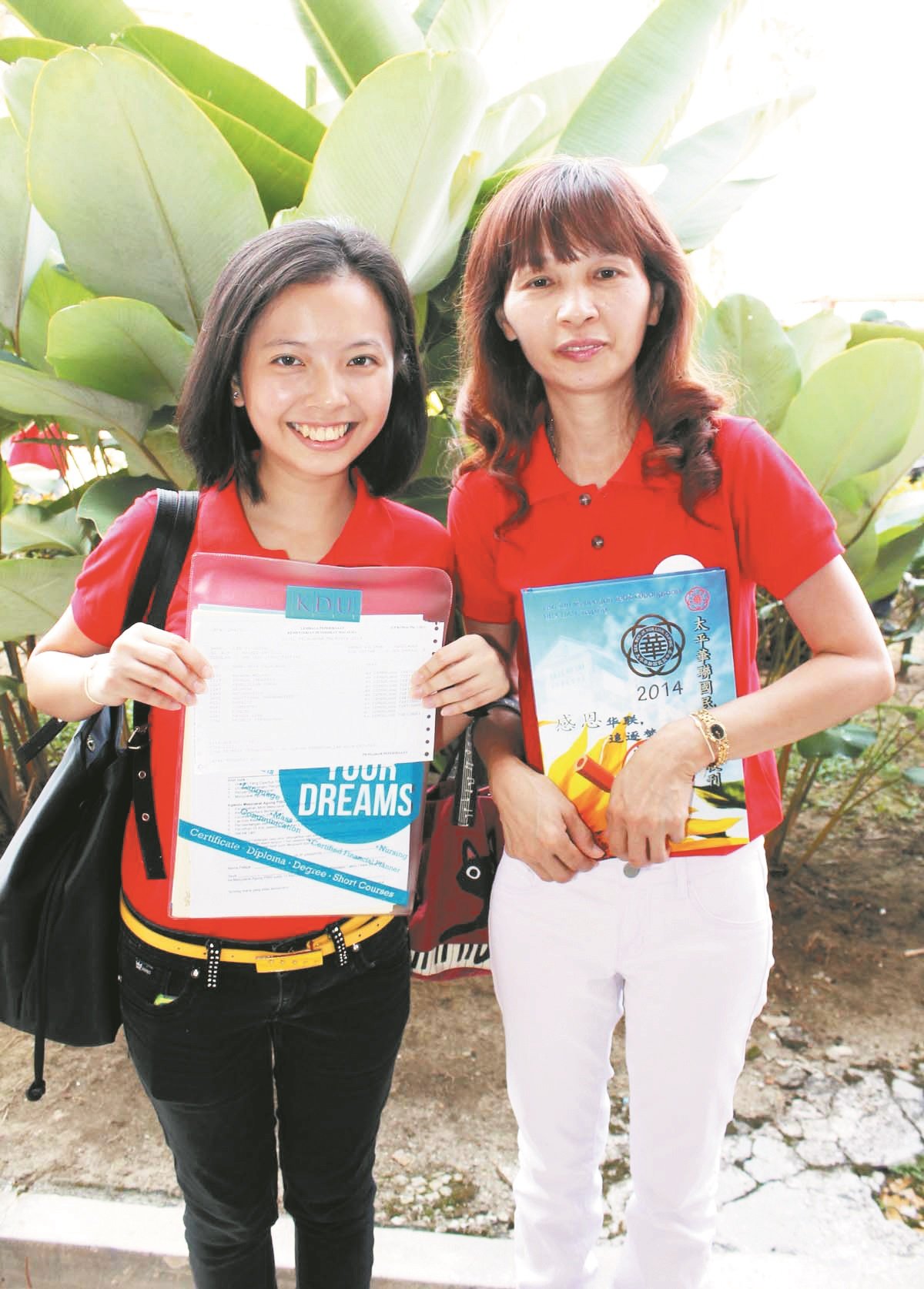 李依静（左）于2015年放榜的大马教育文凭考试，考获10A+和1A-的佳绩，希望以佳绩让政府看到她的诉求，早日发予公民权；旁为母亲李秀凤。（档案照）