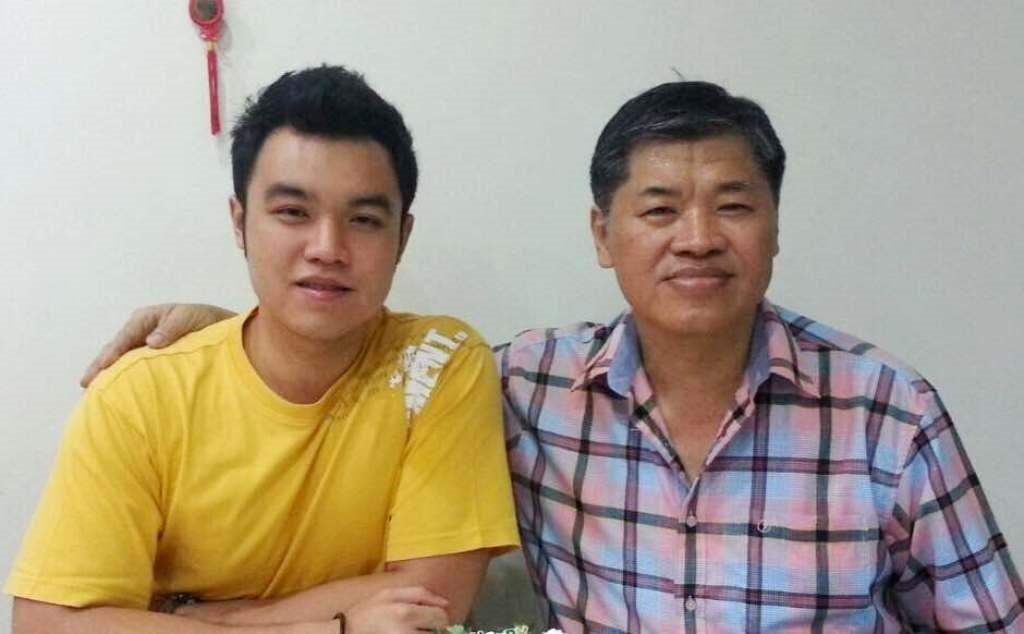 郭子毅（左）为父亲郭金福感到光荣，并希望尽努力延续其奋斗精神。