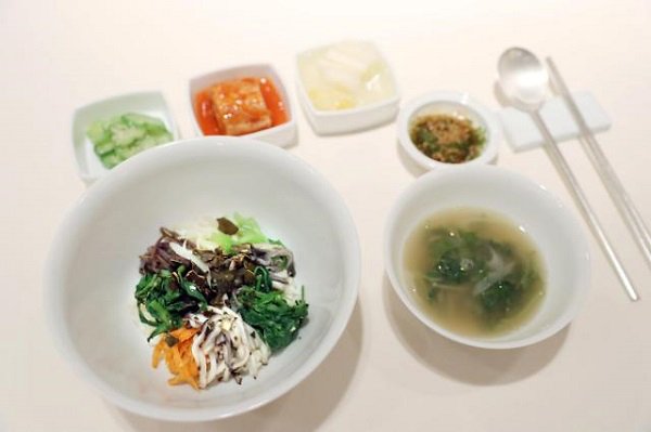 拌饭米饭采用卢武铉故乡稻鸭共作生态米。