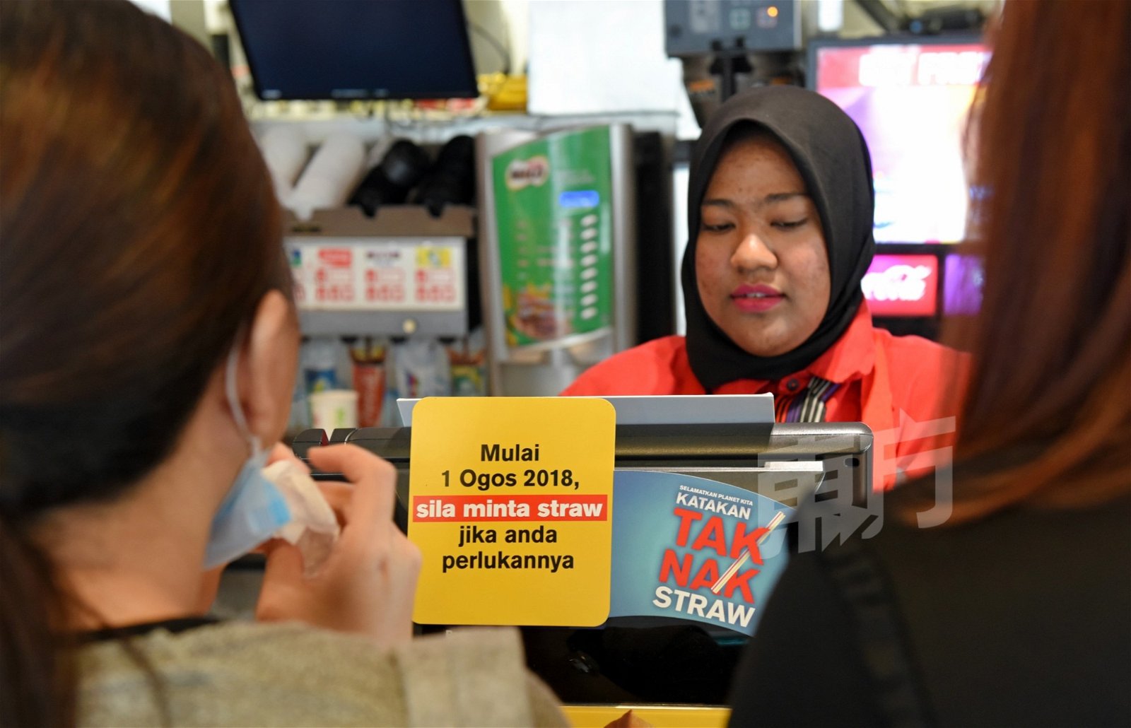麦当劳位于吉隆坡孟沙峇鲁的分店，从8月1日起不主动提供吸管予顾客，并在店内多个显眼处设立告示牌，与清空放置吸管的盒子。（摄影：黄良儒）