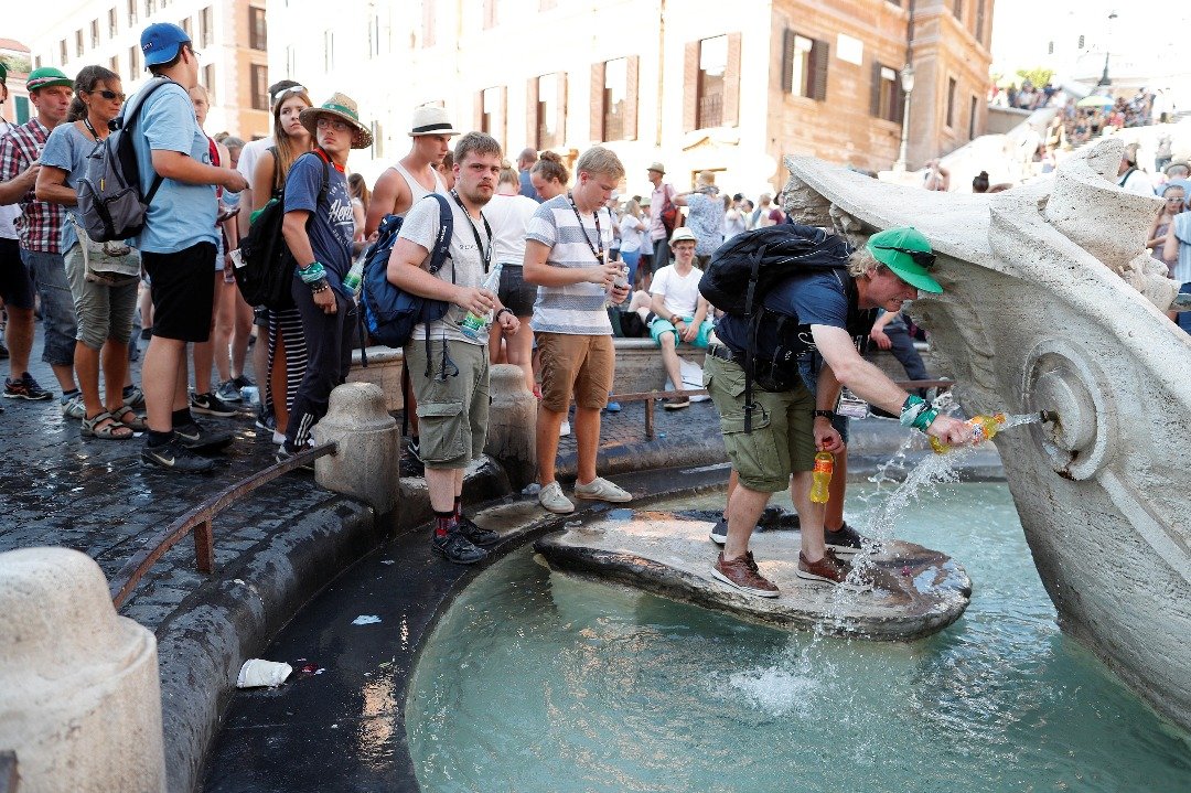 欧洲多国持续受热浪侵袭，随著撒哈拉地区的炎热空气北上，意大利和西班牙部分地区气温高达摄氏44度。在意大利首都罗马的西班牙广场，有游客到喷泉取水。