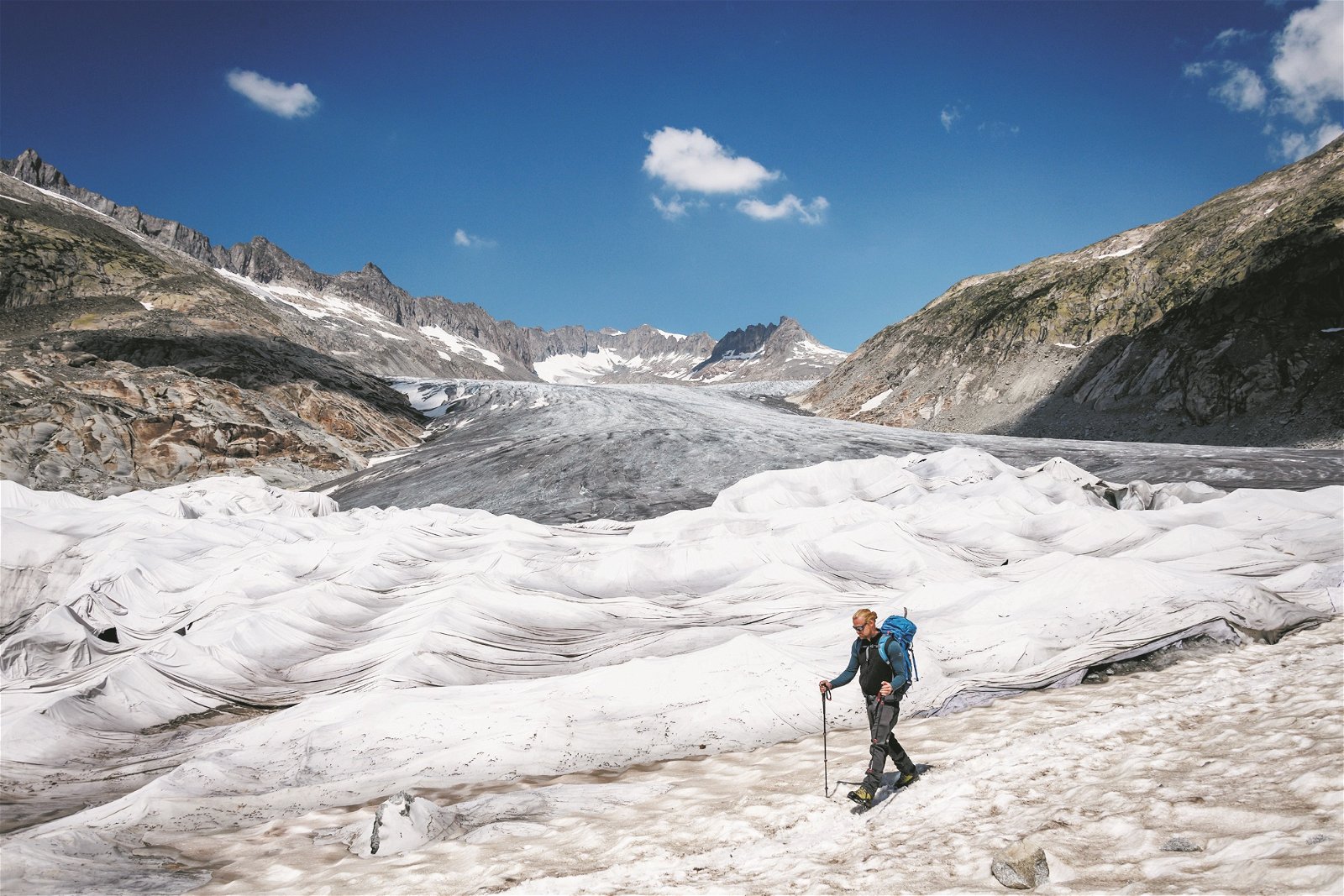 阿尔卑斯山脉最古老的隆河冰川，已被盖上了绝缘泡沫覆盖，以防止阳光直接照射使其溶化。