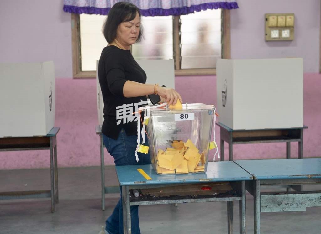 5万1230名合格选民中，华裔占了11.75%。图为一名华裔选民，选择在上午时段履行选民责任。（摄影：陈启新）
