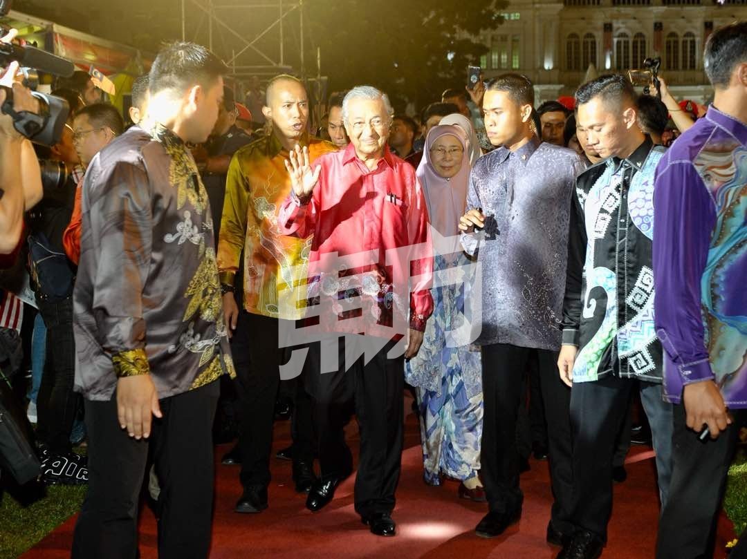 首相敦马哈迪（左2）与副首相拿都斯里旺阿兹莎在步入现场时，沿路与民众握手，显示出亲民一面。（摄影：蔡开国）