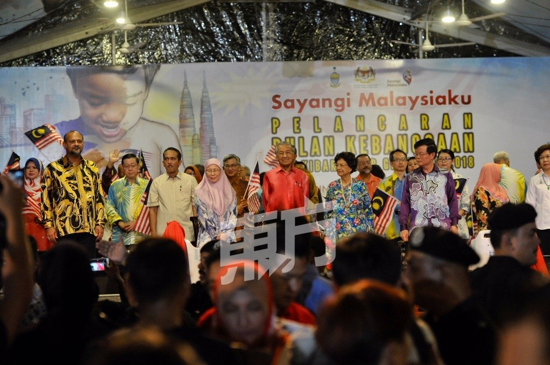 首相敦马哈迪（左5起）与夫人敦茜蒂哈斯玛鹣鲽情深，无论到哪里都出双入对，敦马周六晚也在夫人的陪同下出席全国国庆月推展礼。（摄影：蔡开国）