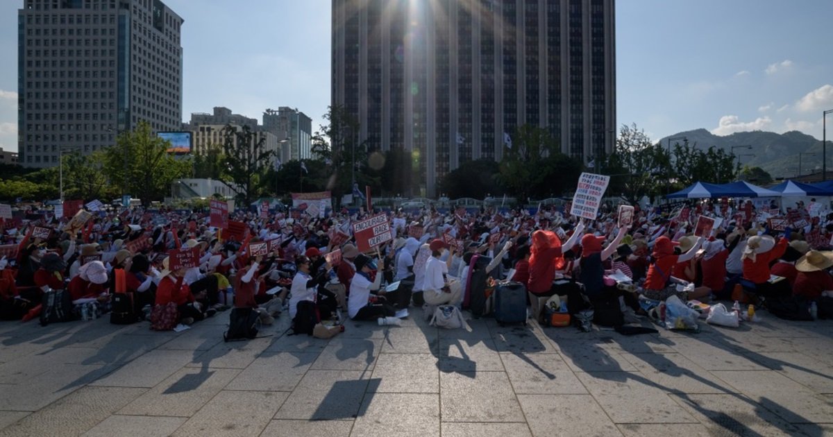 韩国数万名女性，上周六在首尔中心的光化门广场，参加大规模抗议示威活动，要求韩国政府加大对偷拍行为的处罚力度。