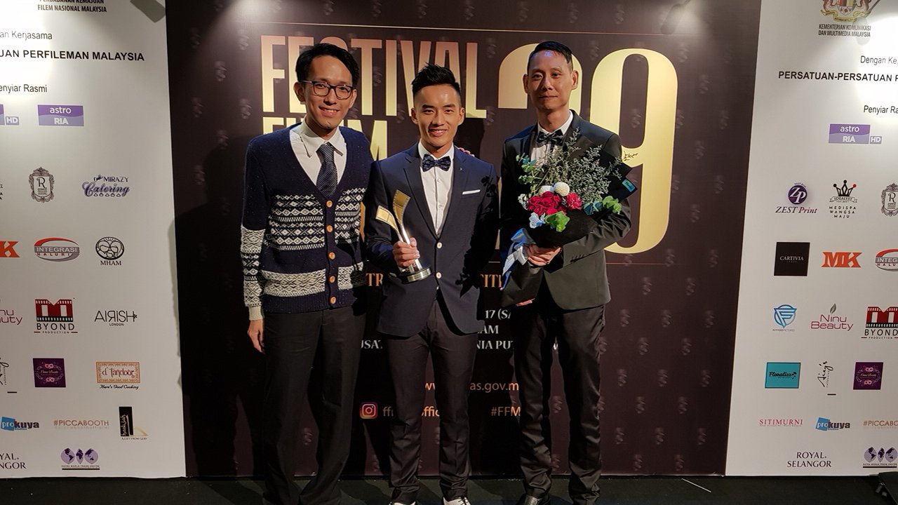 第29届大马电影节，《分贝人生》夺得“评审团特别奖”，左起为“MM2影视娱乐制作”制作部经理曾德键、陈泽耀、王礼霖。