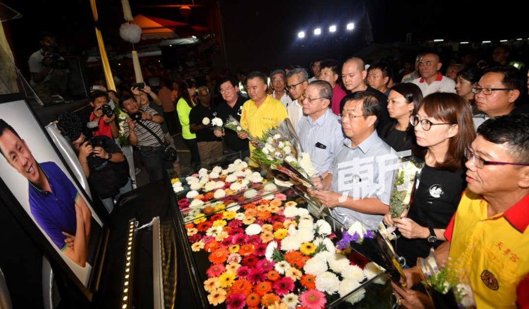 潘俭伟（前排左2起）、林吉祥、陈国伟和众行动党领袖，一同献上鲜花给予黄田志。（摄影：张真甄）