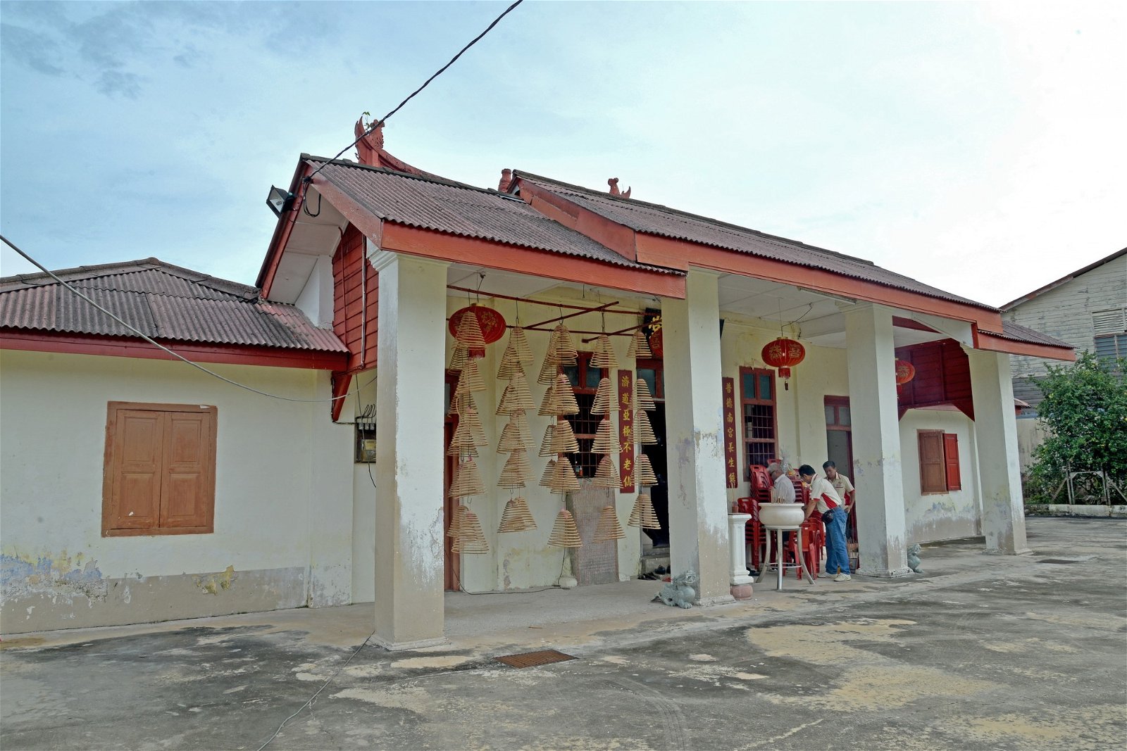 历史悠久的红毛丹观音庙是红毛丹的地标之一，如今因建筑物残旧失修，庙方因此计划 展开翻新工程。