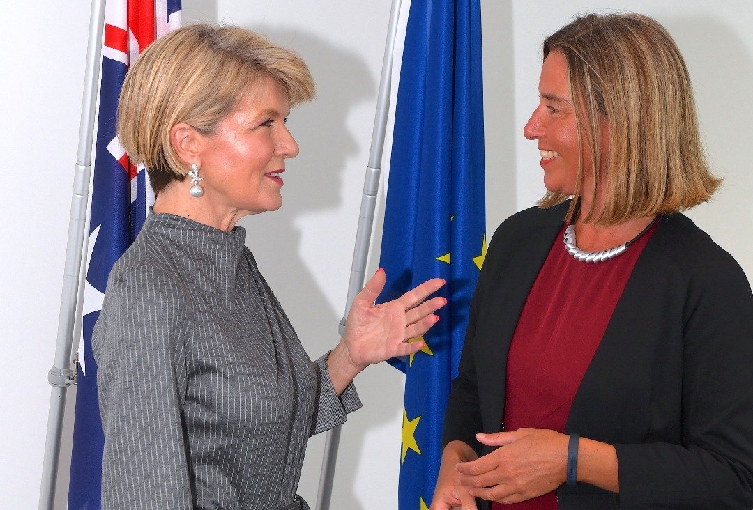 欧盟外交政策高级代表莫盖里尼（右）周三在悉尼与澳洲外长毕晓普（左）召开会议。她在访澳行程前，针对伊朗核协议问题发言，鼓励企业继续与伊朗增加贸易往来。-路透社-