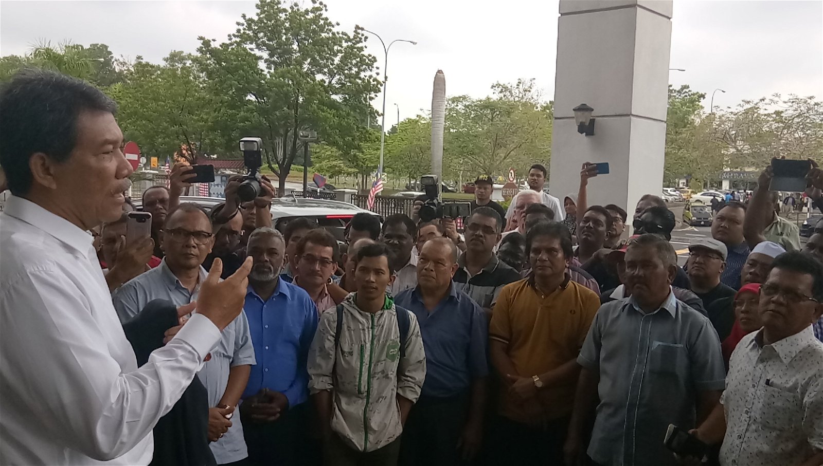 莫哈末哈山（左）在法庭外，感谢逾百名支持所给予的加油和打气。