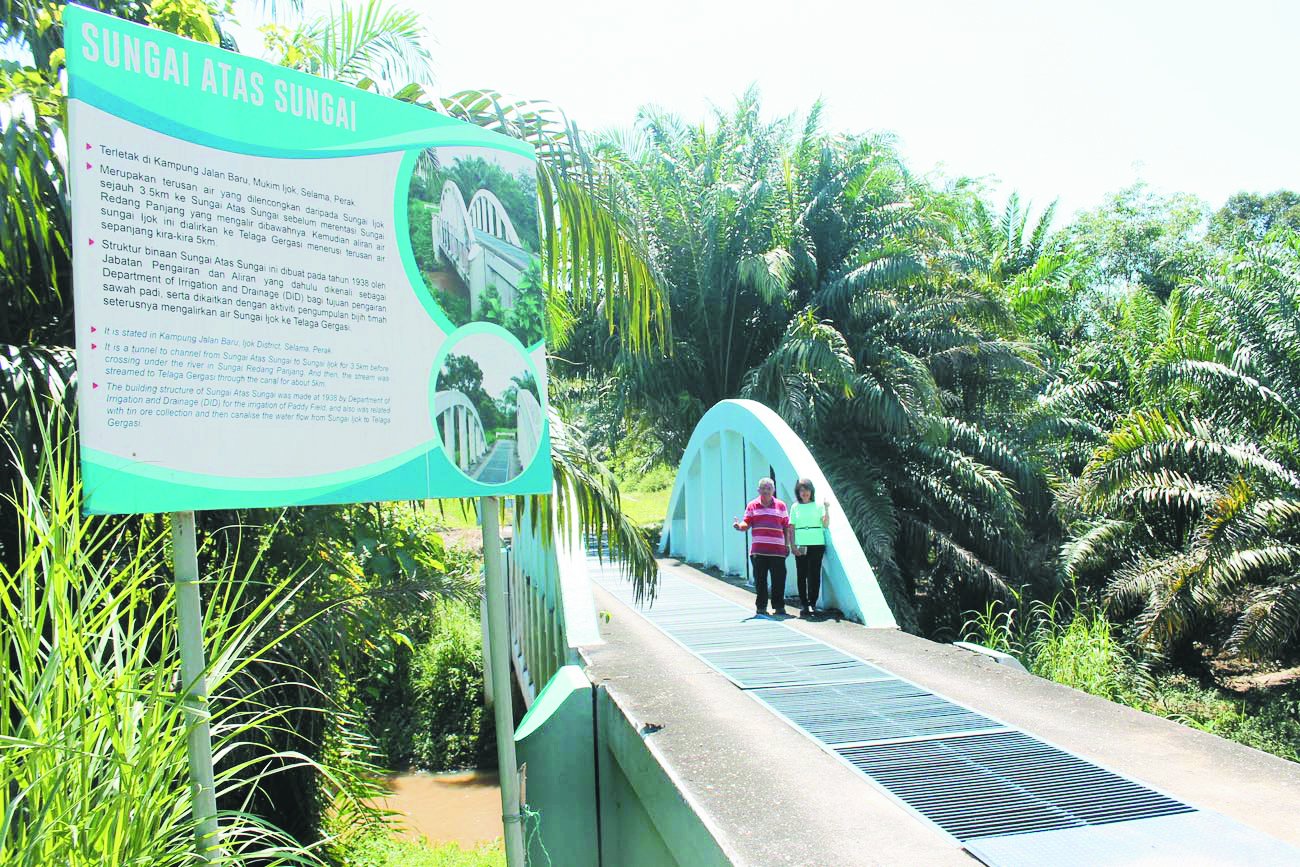 司南马县议会最近已 在“河上河”景点处竖 立告示牌，讲述“河上 河”的来源。