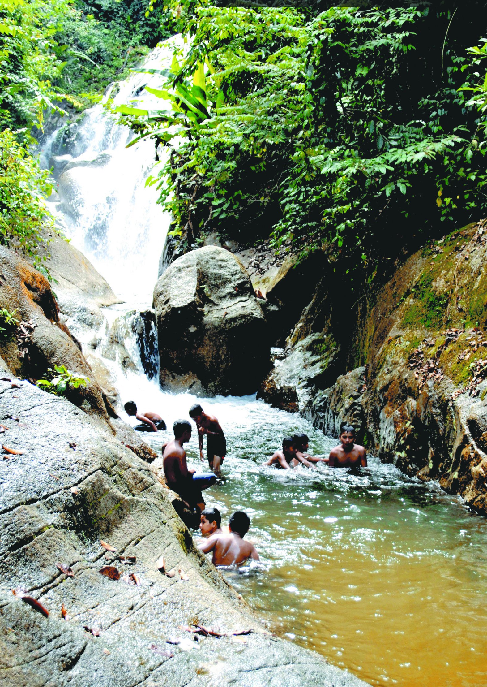 司南马共有5个山 水瀑布区，图为 达玛的瀑布区， 常吸引游客前往 嬉水。 -档案照