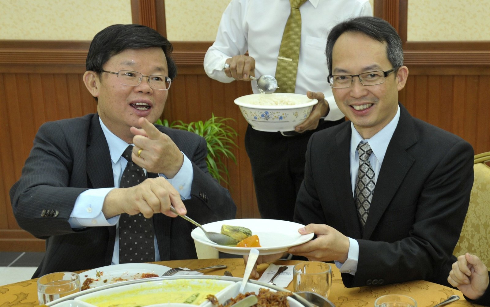 刘子健（右）担任槟州议长以来，州议会的膳食都受到 好评，曹观友与他同桌共餐时，不忘了为对方盛菜肴表 示谢意。（摄影： -蔡开国)
