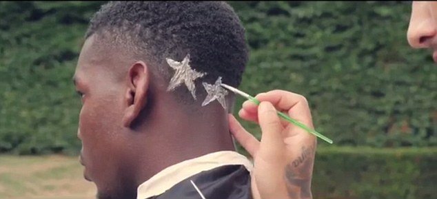 曼联中场博格巴在社交网站，上载了发型师在其 后脑刻上两颗星新发型的视频。