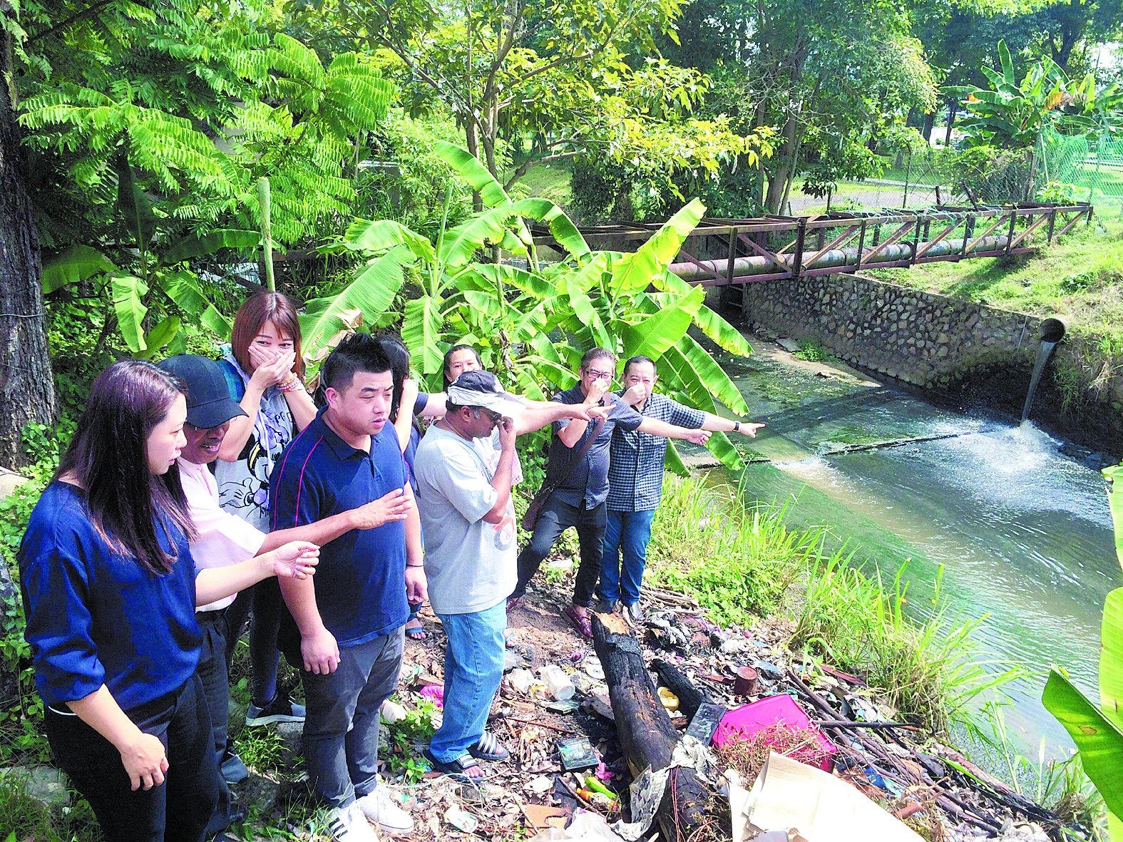 廖彩彤（前左起）、赛奥斯曼及陈俊良接获居民投诉，当地 排水沟因排污系统损坏而发出恶臭。