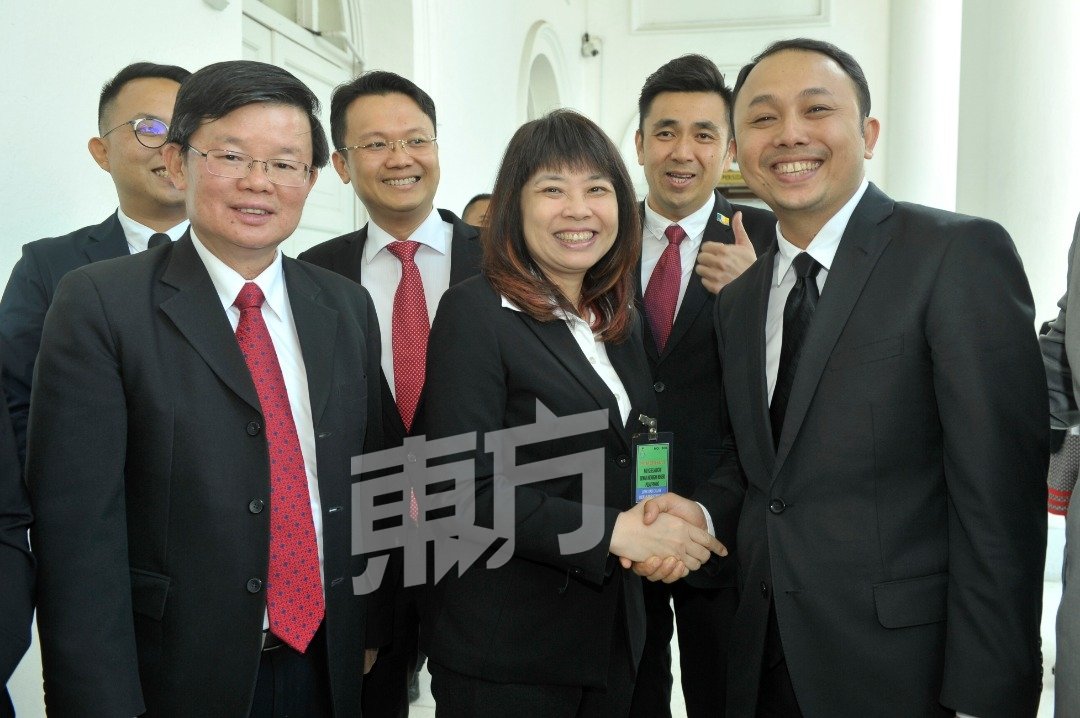 曹观友（左）周五在槟州议会推荐林慧英（左2起）及尤斯玛迪为上议员。（摄影：蔡开国）