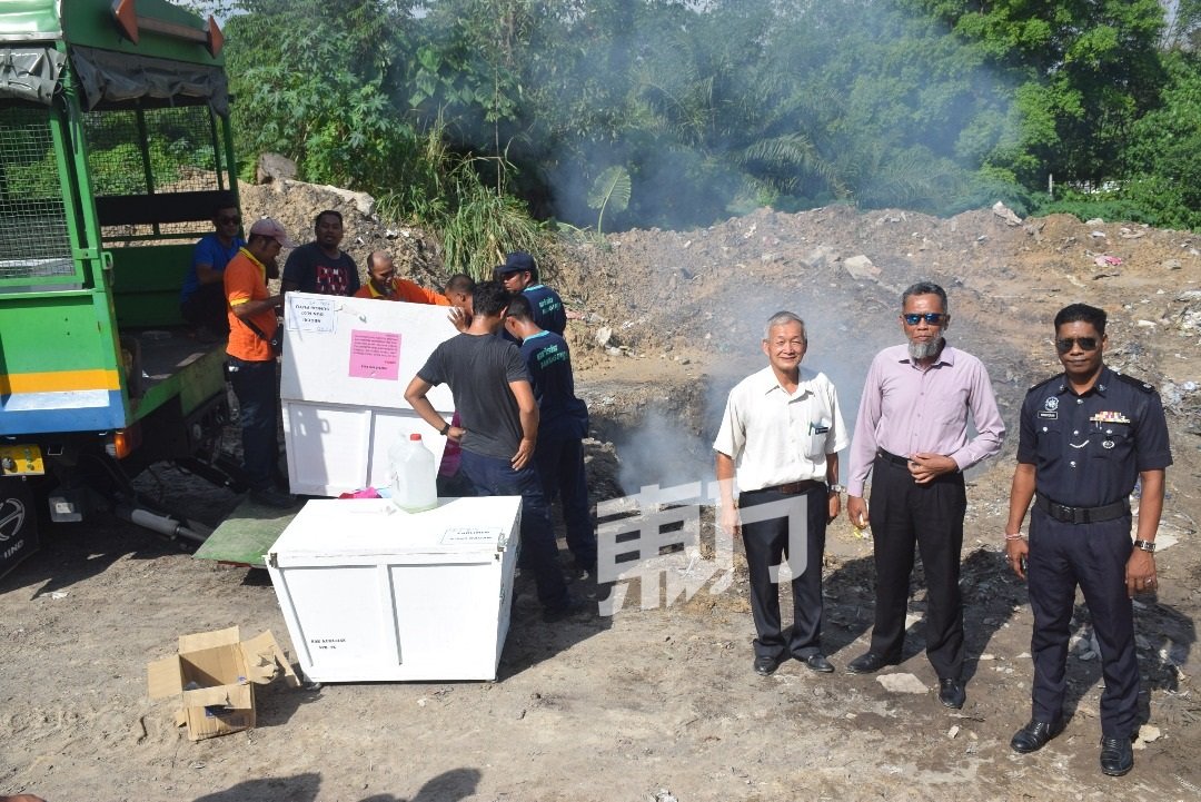 莫哈末弗亚（右2）在警员的陪同下，见证峇眼1国3州的选票销毁过程。