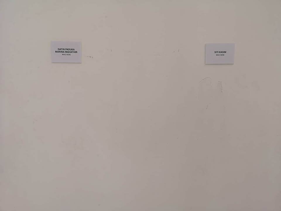 人权分子玛丽娜（左）及人权律师西蒂卡欣的肖像照已被撤下，主办方在原位贴上一张纸条，写上参展者的名字，还注明他们“曾经在这”（was here）。（摄影：吴维康）