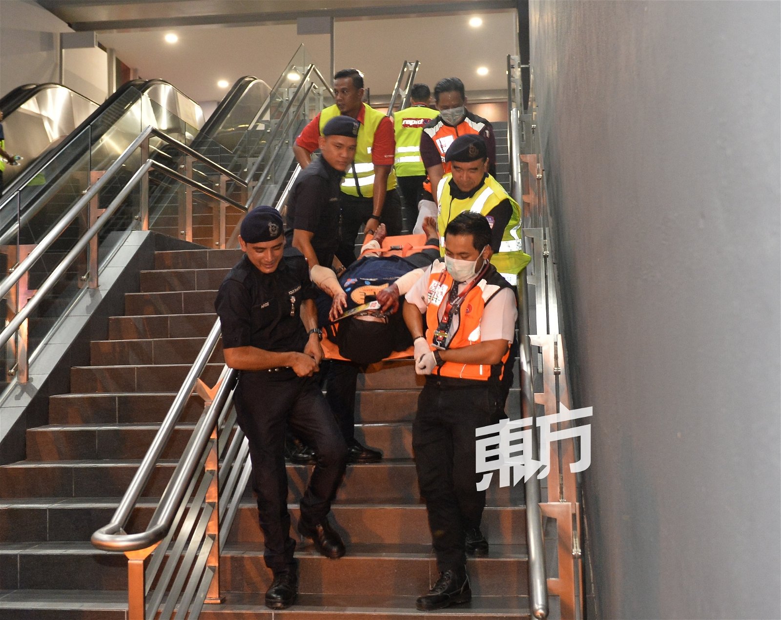 车站人员、警方与医院急救部队，把伤者从月台搬到车站外的空地，接受紧急治疗。