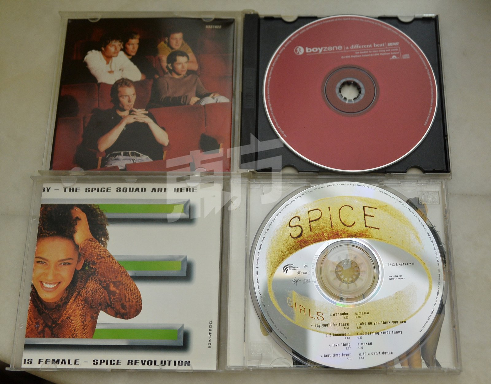 上世纪9 0年代红透半边天的爱尔兰男团“男孩特区”（Boyzone）将来马开唱，作为纪念成军25周年展开的巡演，也是他们的告别演唱会，团队将在演出结束后正式解散。陈升圣的存货中刚好有他们1996年发行的第二张专辑《A Different Beat》。图中下方则是女团“辣妹合唱团”（Spice Girl）1996年的首张专辑《Spice》。这两张专辑都已是22年前的产物。
