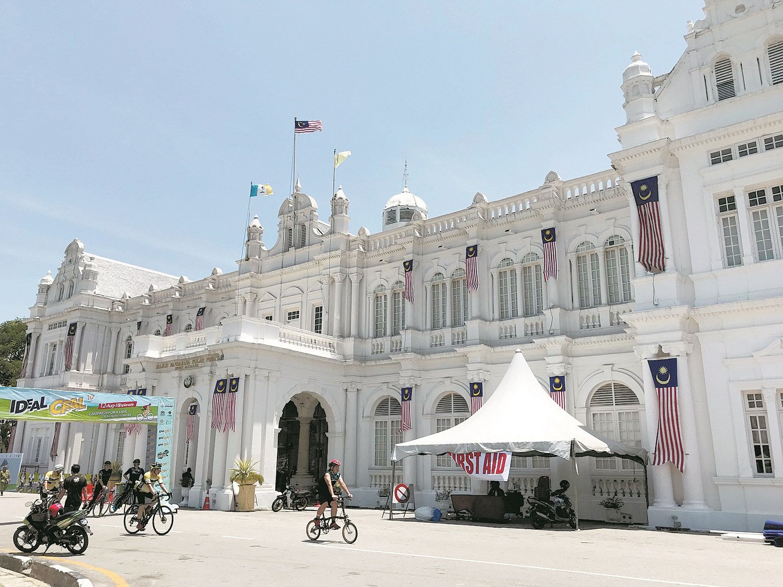 槟岛市政厅外，早在8月初已开始挂上辉煌条纹迎接国庆月及国庆日的到来。