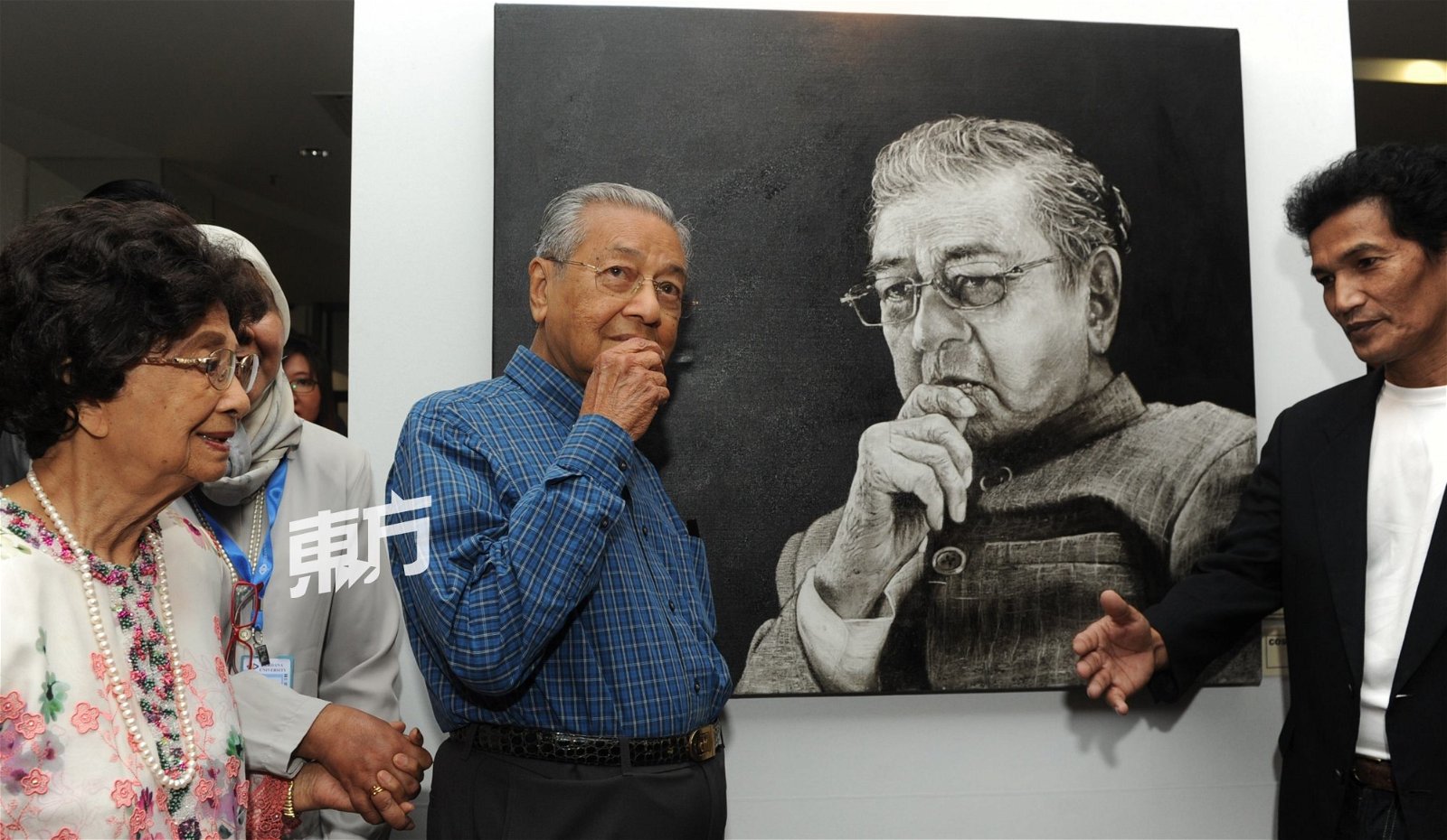 马哈迪（左2）看到自己托下巴思考的画像时，也模仿画像中的自己。左为西蒂哈斯玛。