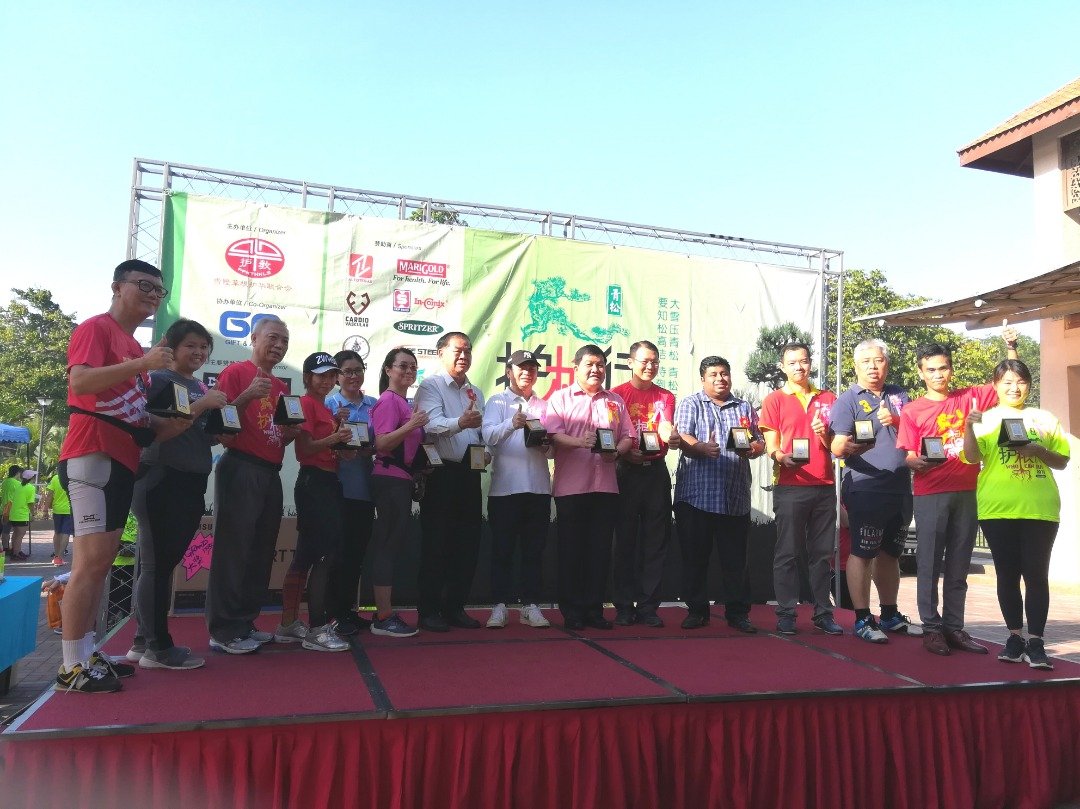 主办单位颁发纪念品给赞助商和嘉宾，左6起为叶新田、刘天球、许来贤、陈国光及拉吉夫。