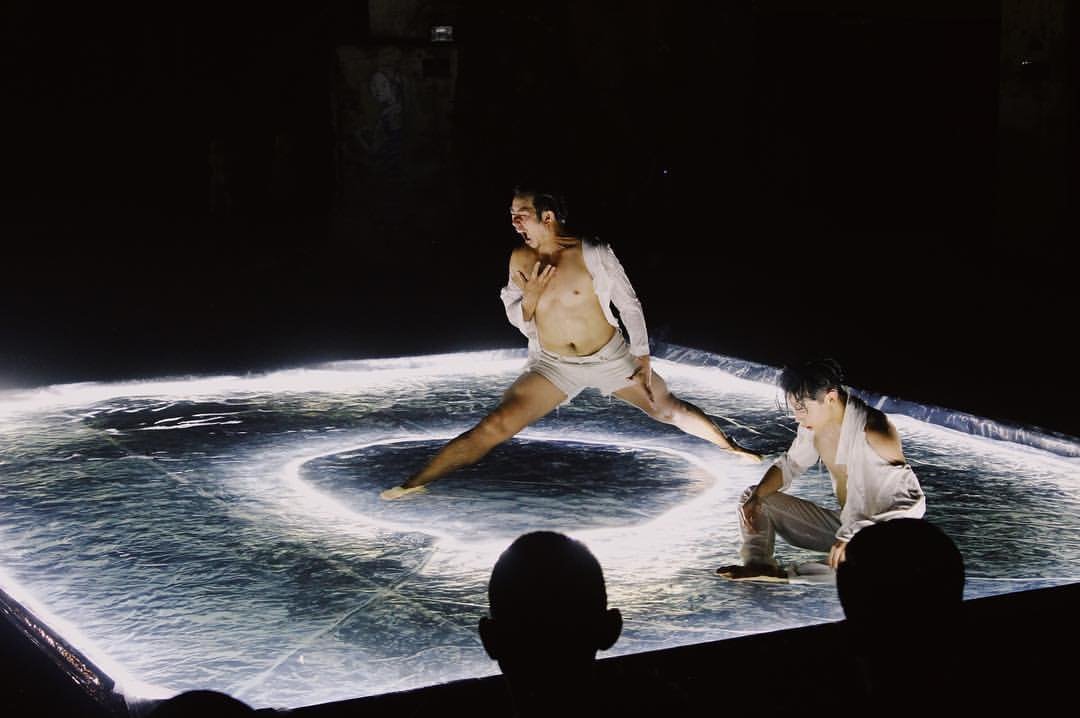 与郑素东合作的跨文化舞蹈演出《Pass Through》集结5部小品，其中刘勇贤和王志升的双人舞〈Iam Not Alone〉早前已在槟城上演。这部作品的灵感来自刘勇贤和科学研究员朋友的谈话，有感于人与细菌拥有共通之处。