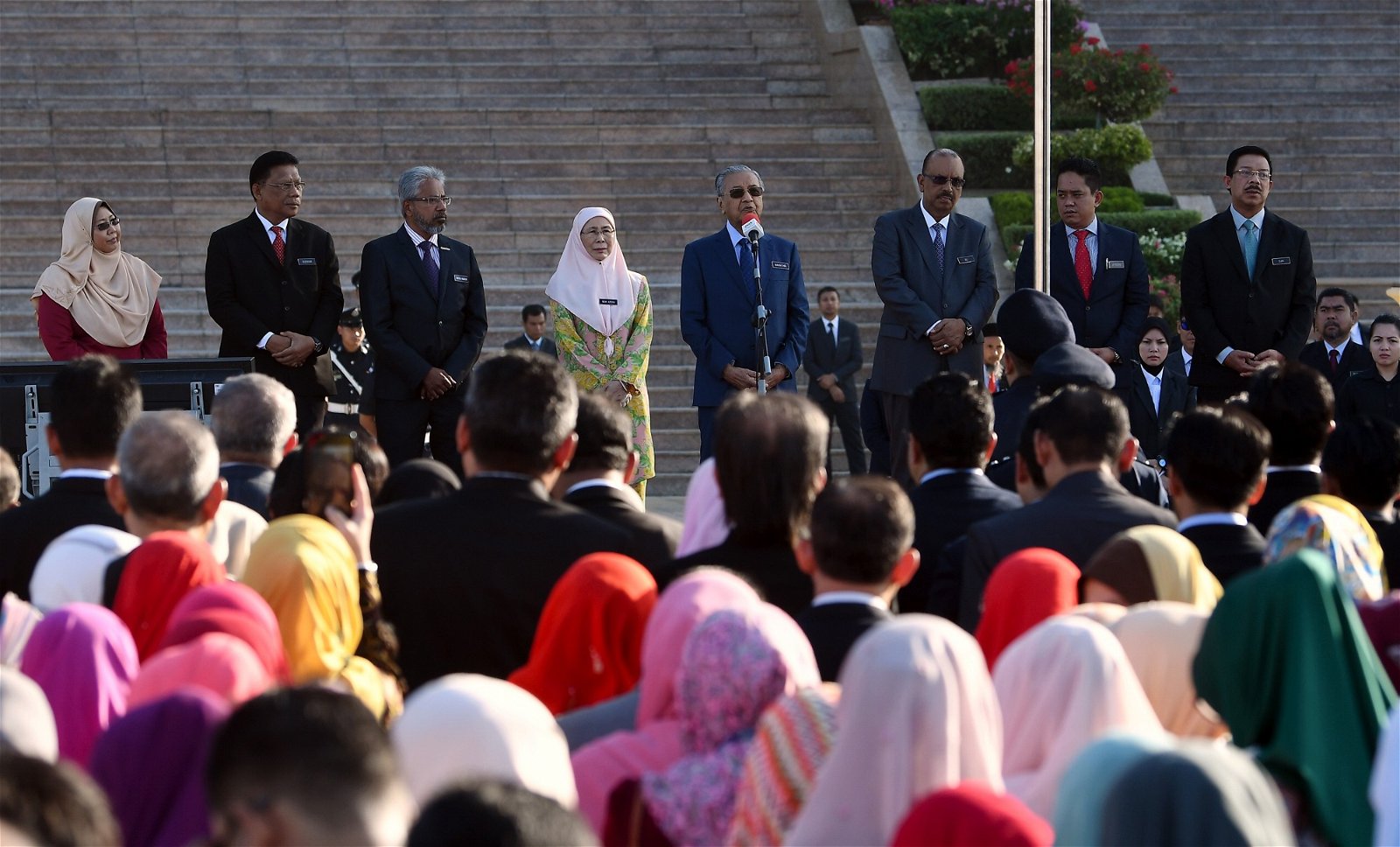 马哈迪（左5）在首相署常月集会上，促国人学习日本人爱国情操，大马可再次发展成为发达国家。出席者包括副首相拿督斯里旺阿兹莎（左4）、政府首席秘书丹斯里阿里韩沙（右3）等人。