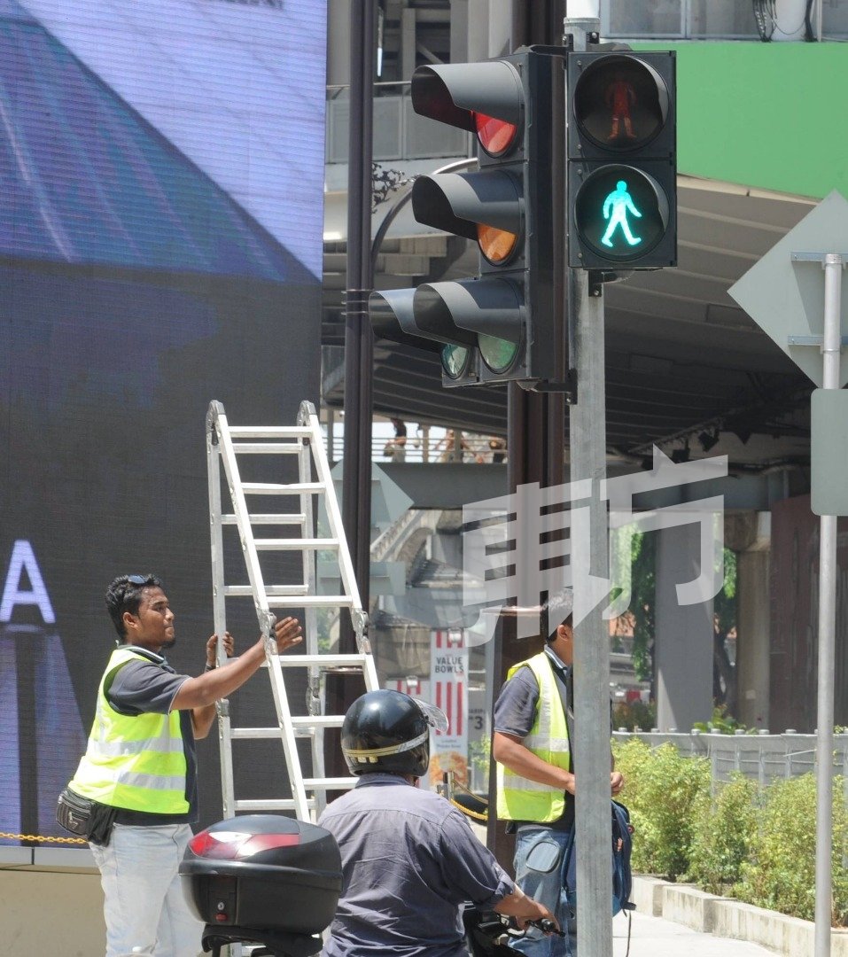 随著实施改道计划，工作人员也赶紧换上新的交通灯，避免造成混乱。