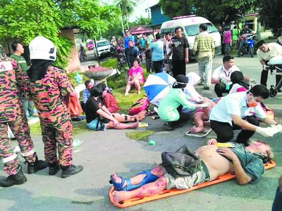 巴士上的乘客分别蒙受轻重伤，在路旁接受急救后被送往麻坡中央医院。