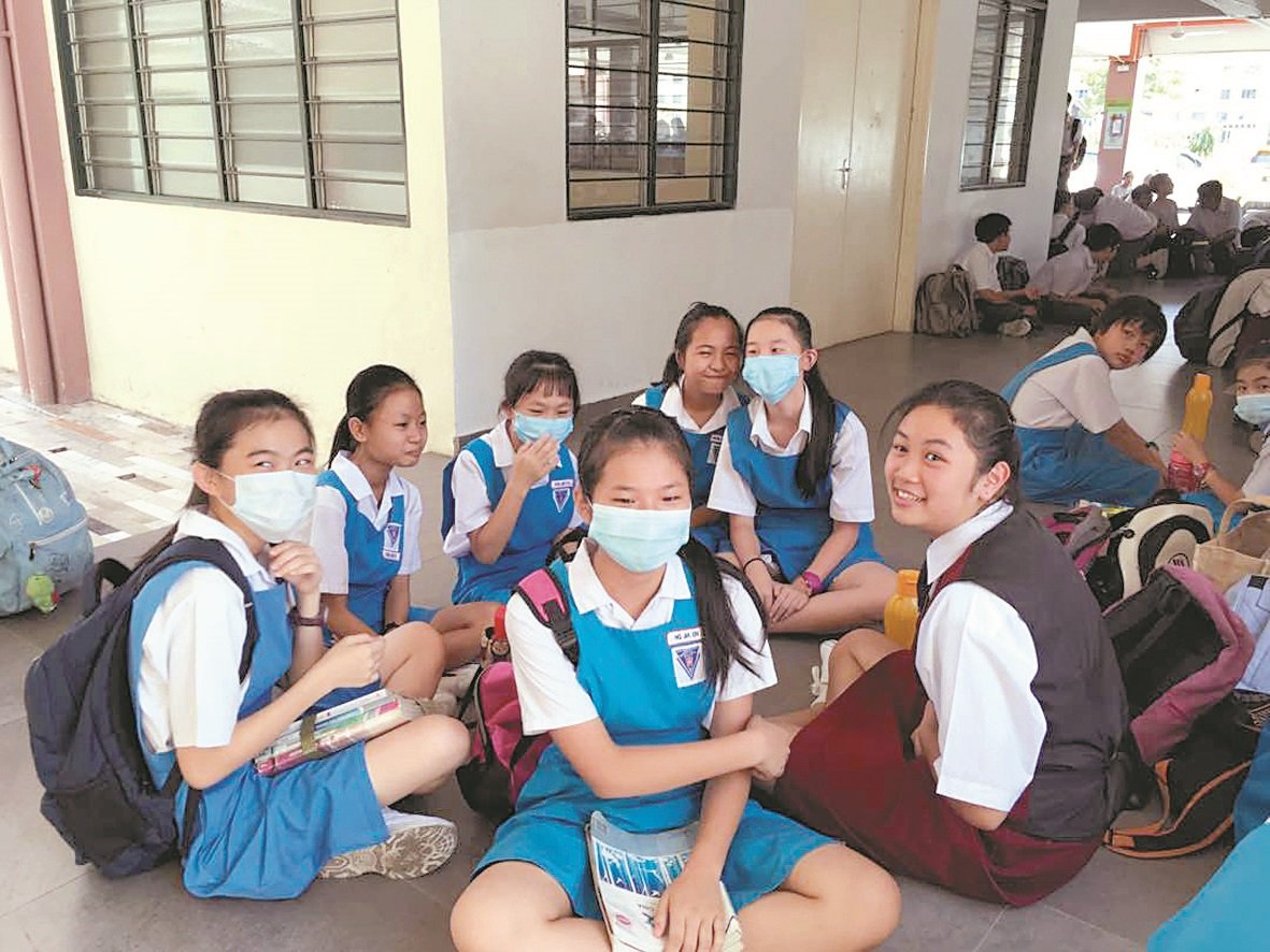 尽管制冰厂与周遭范围的空气素质恢复正常，惟中华华中依 旧为学生提供口罩，以备不时之需。